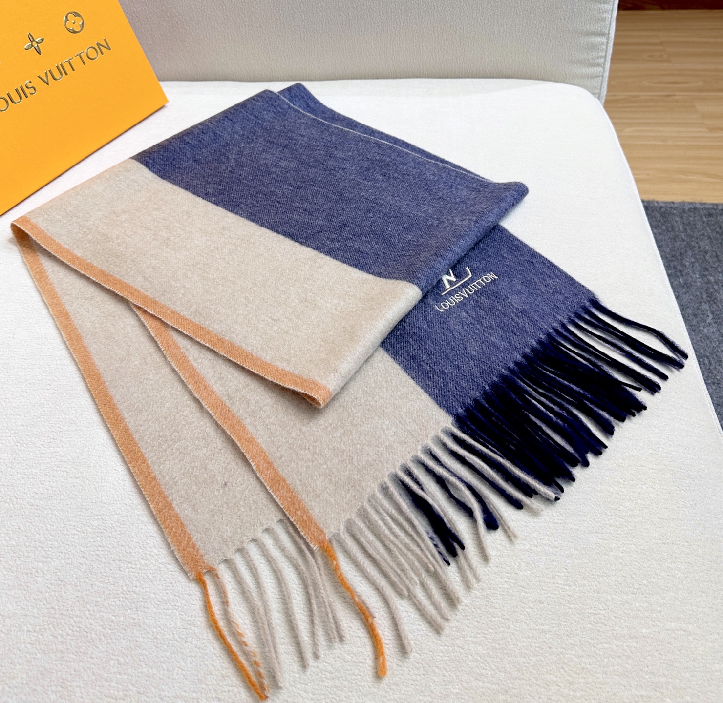 LV scarf