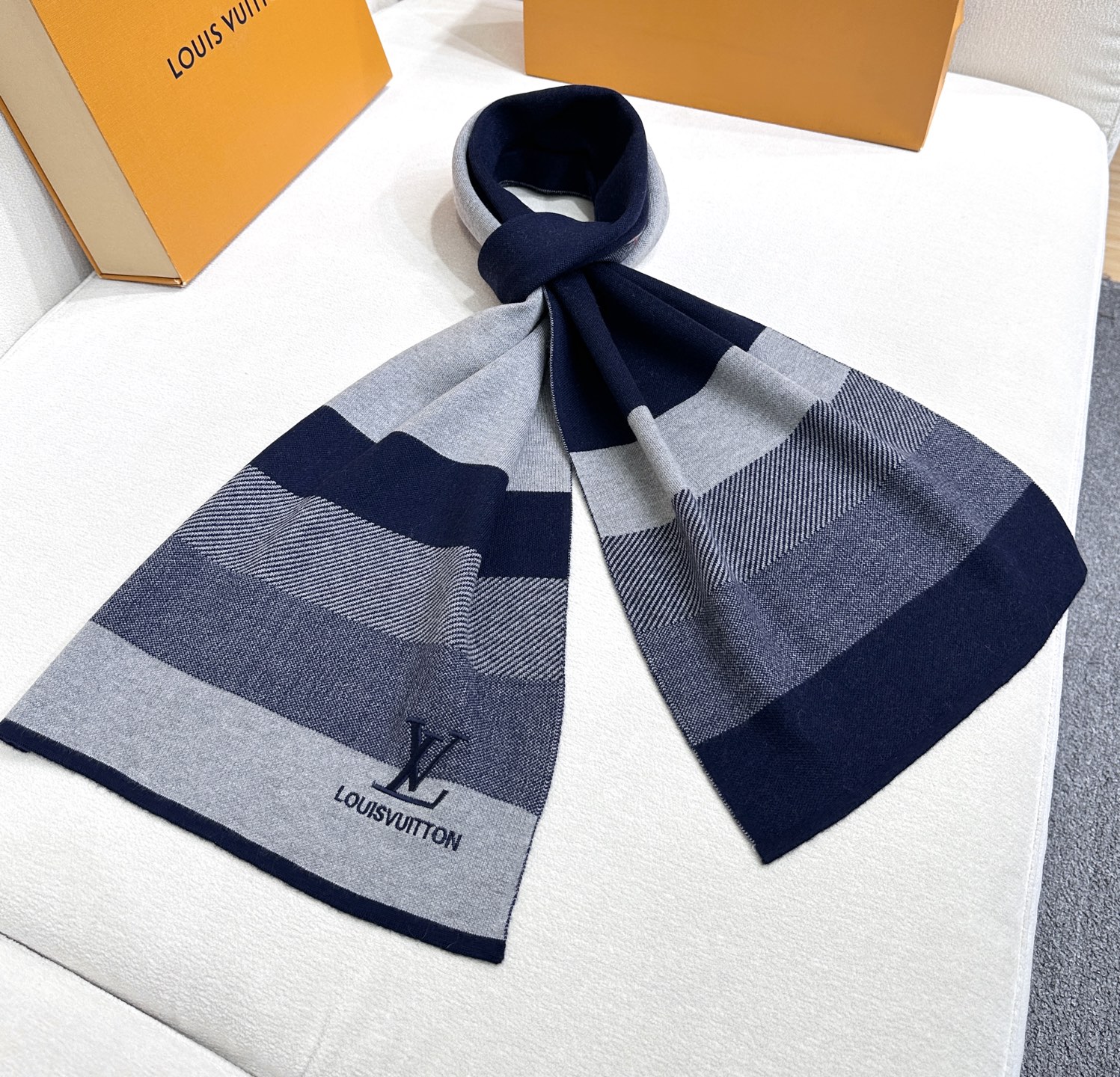 LV scarf