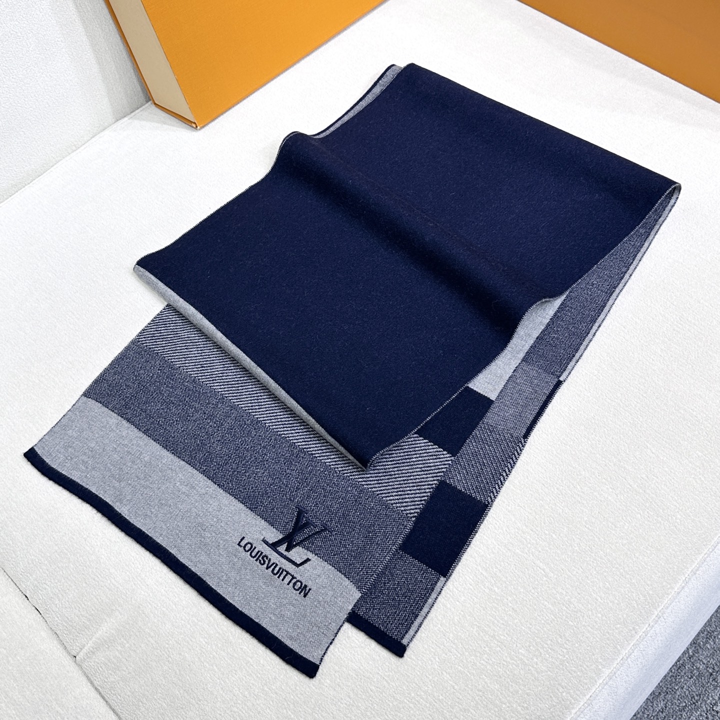 LV scarf