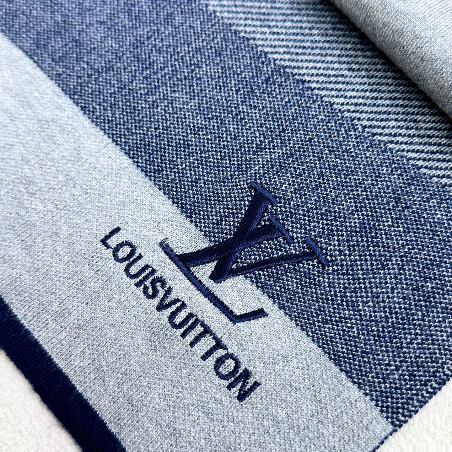 LV scarf