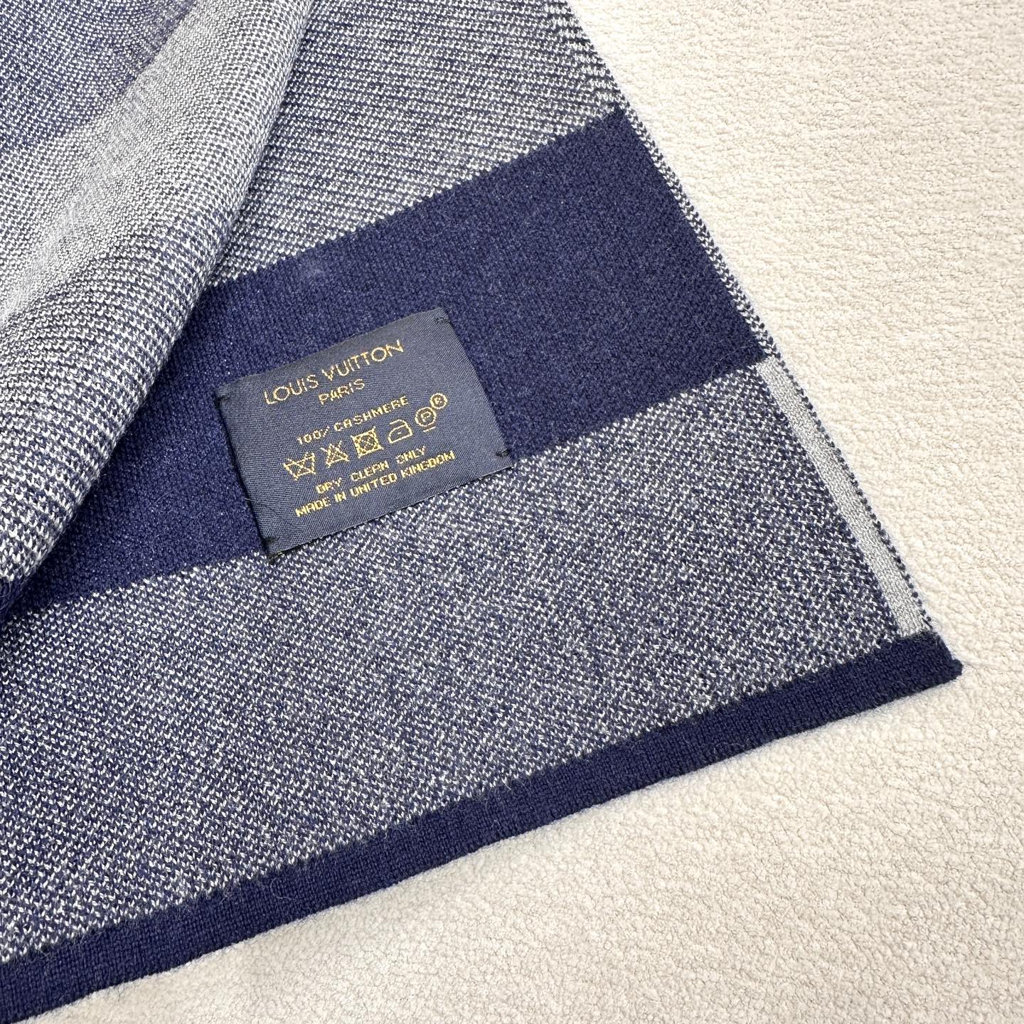 LV scarf