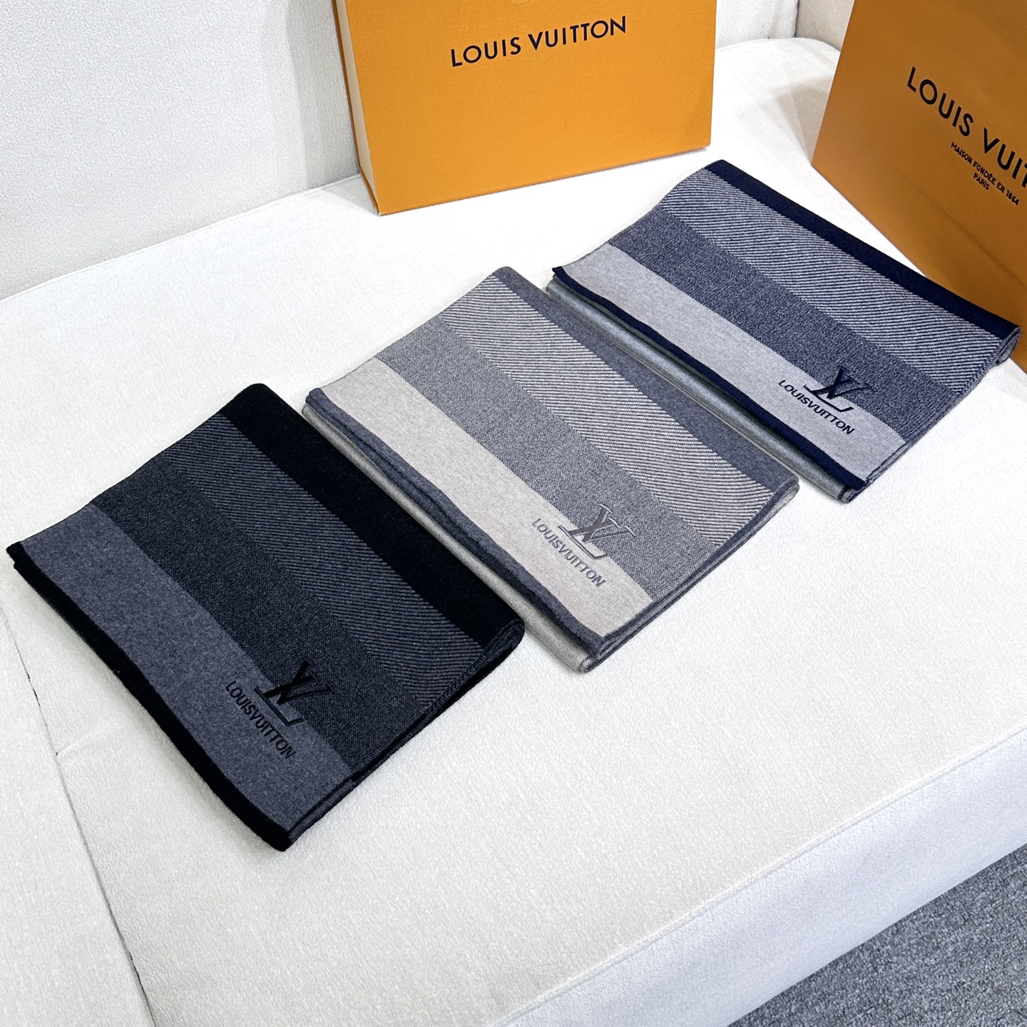 LV scarf