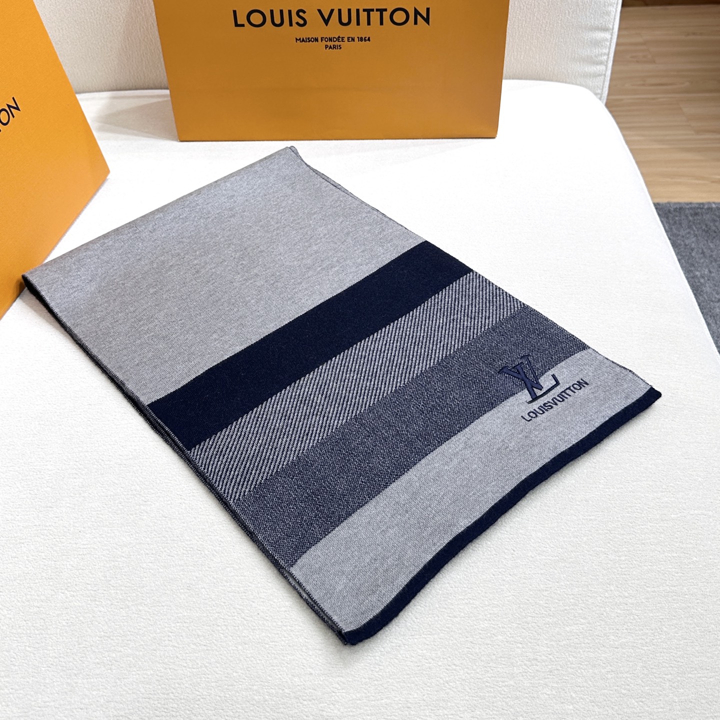 LV scarf