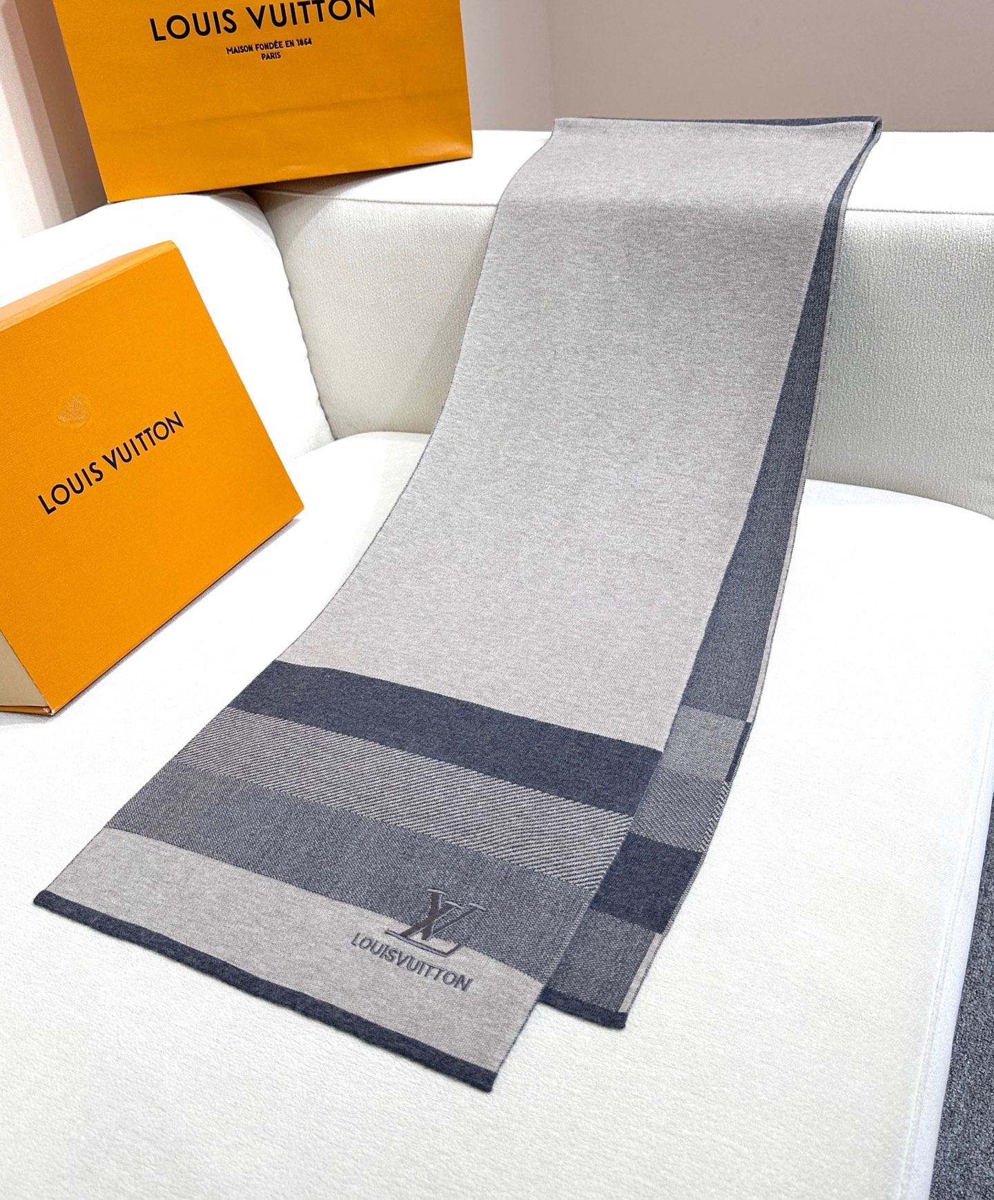 LV scarf