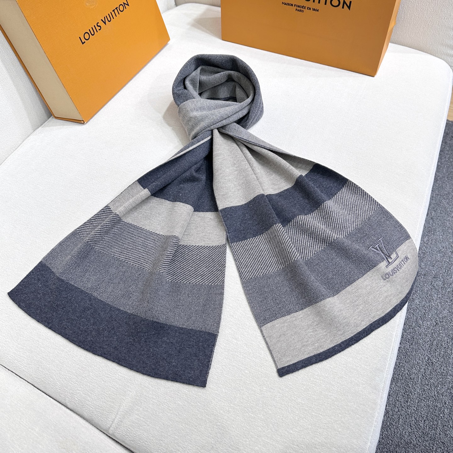 LV scarf