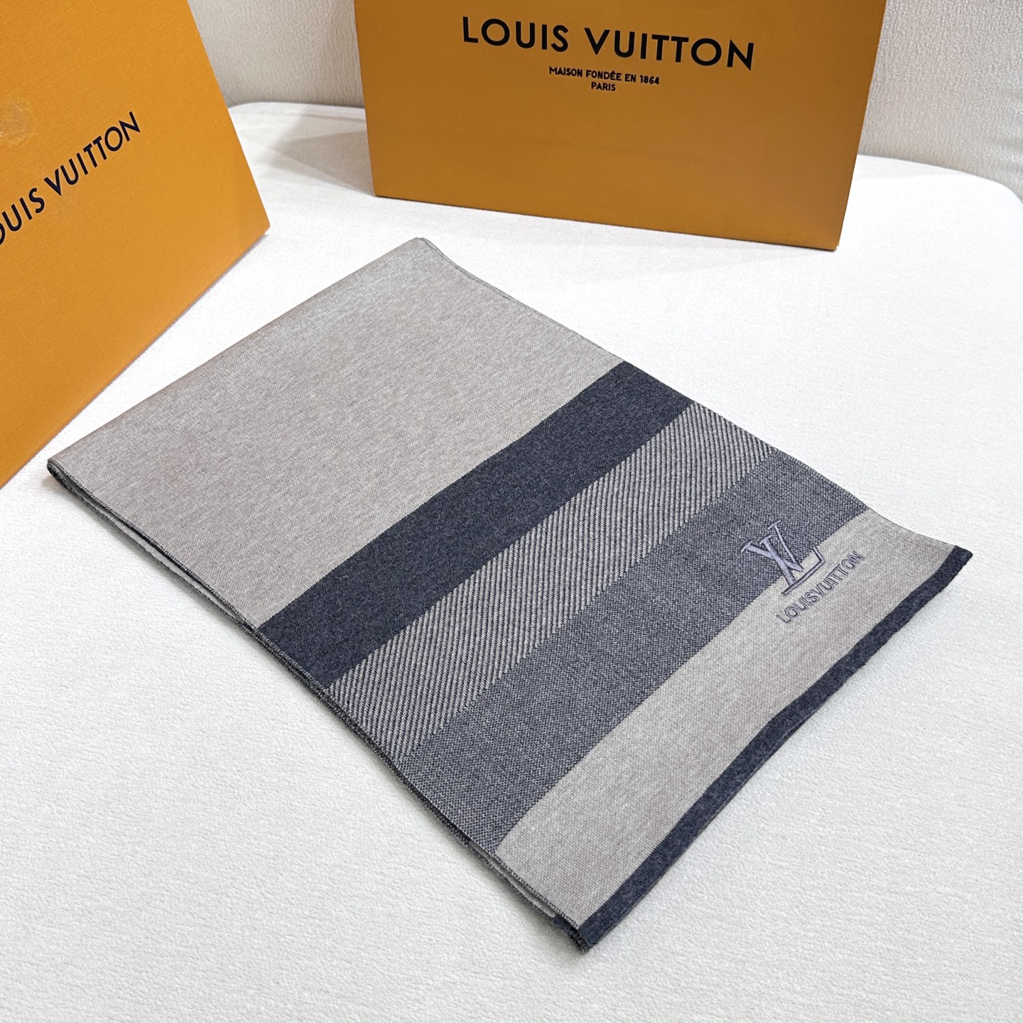 LV scarf