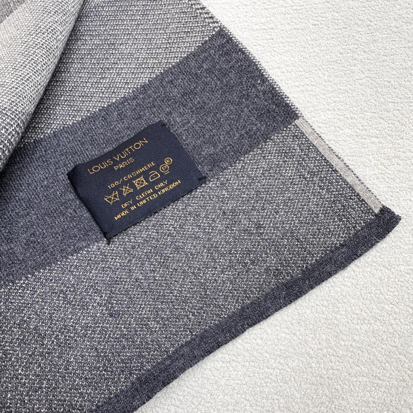 LV scarf