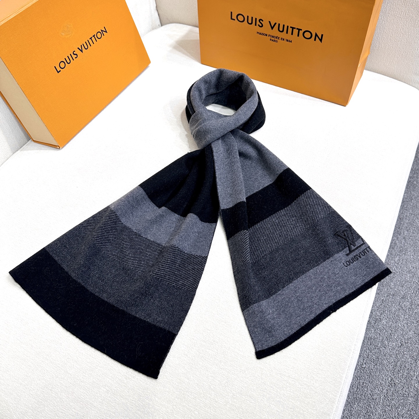LV scarf