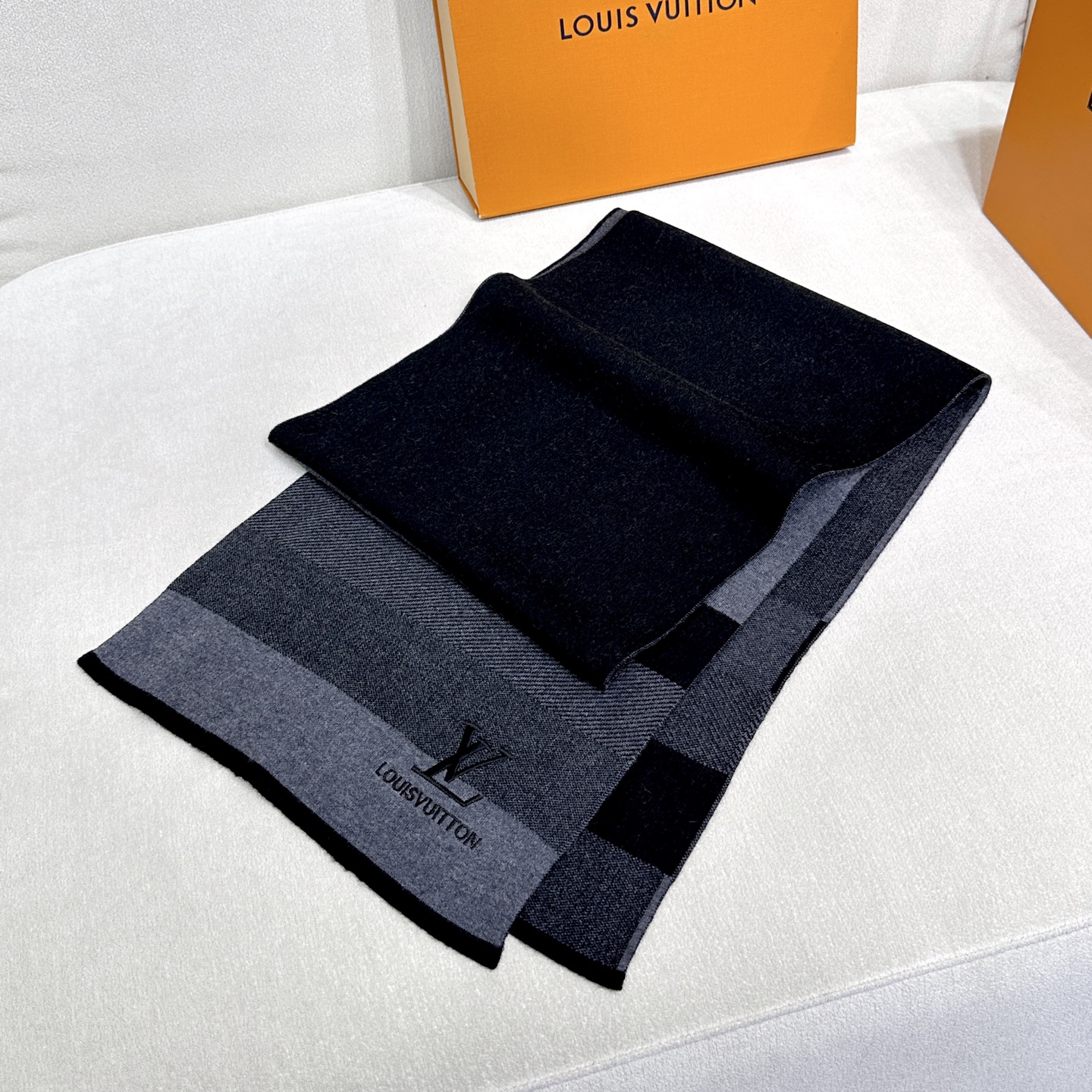 LV scarf
