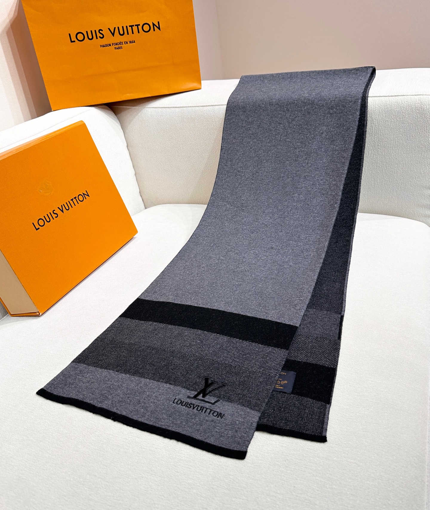 LV scarf
