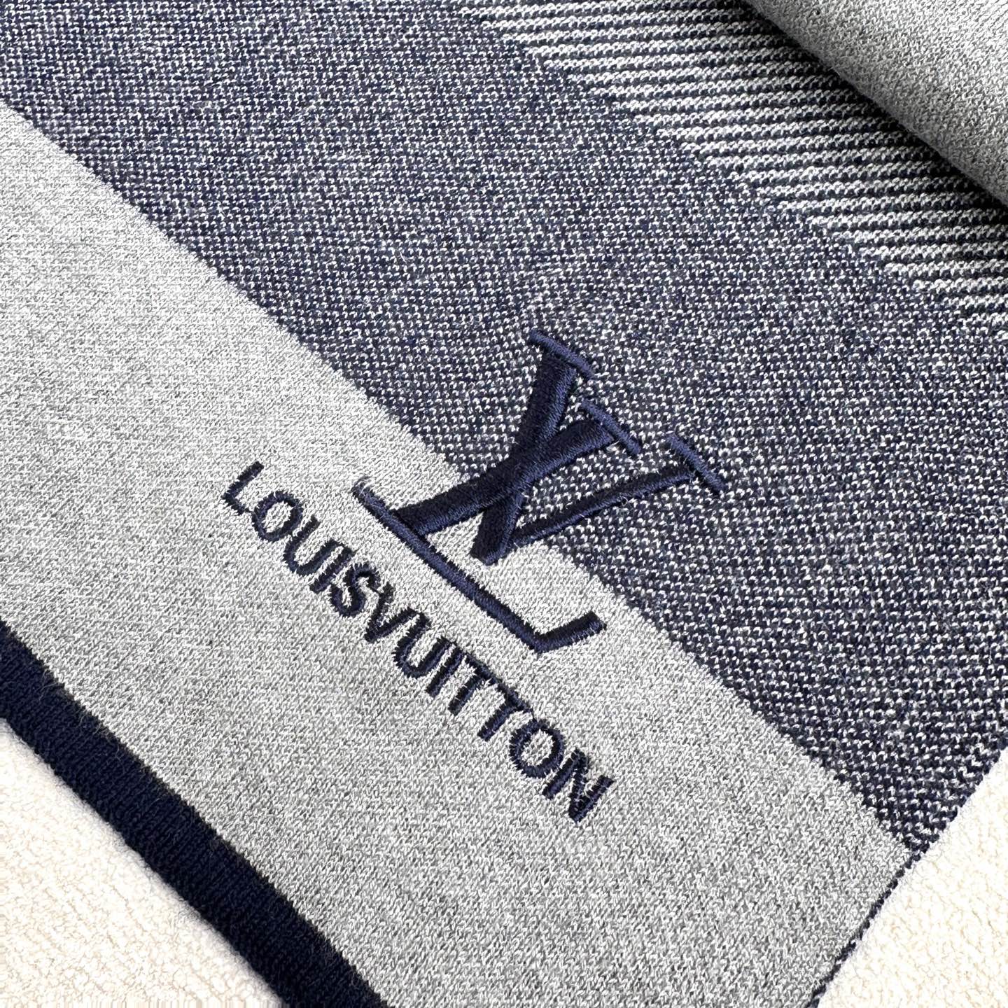 LV scarf