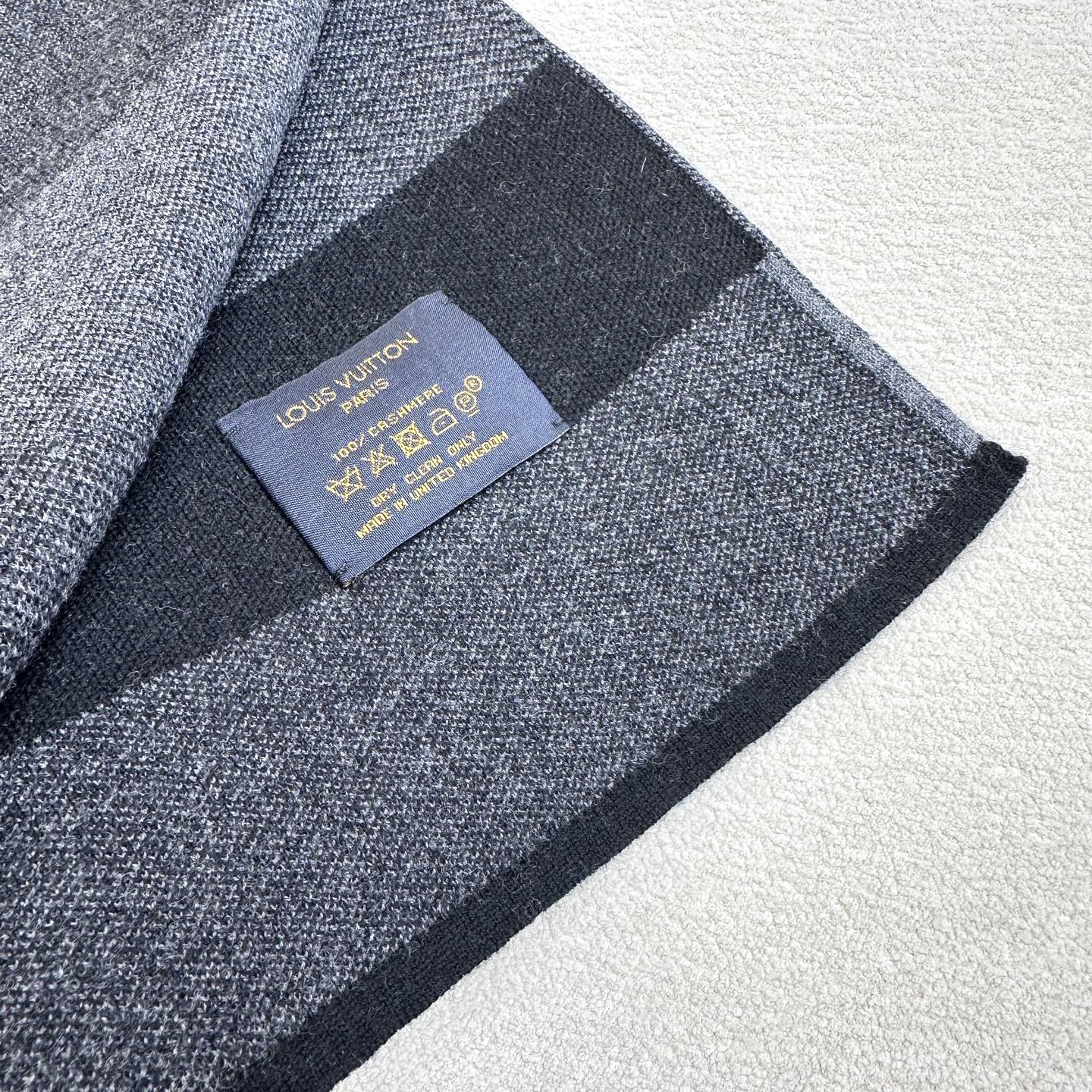LV scarf