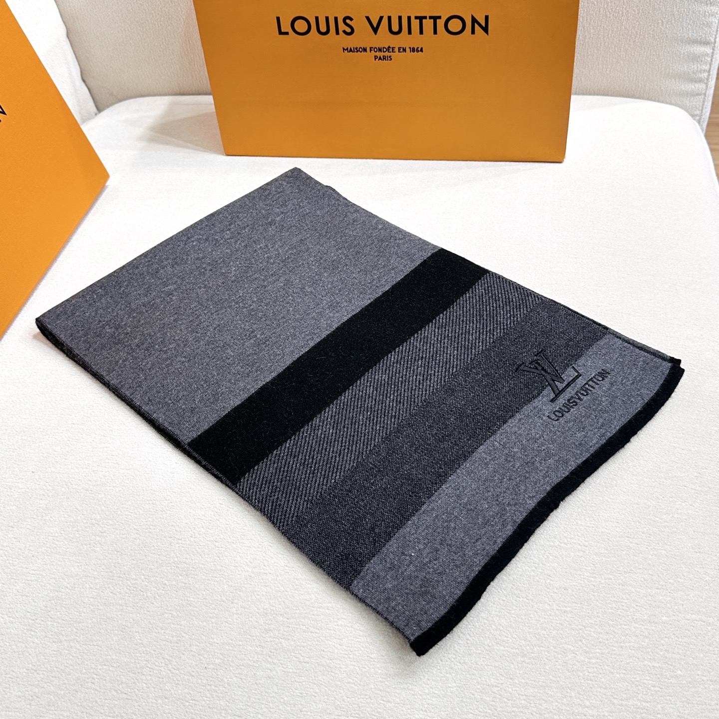 LV scarf