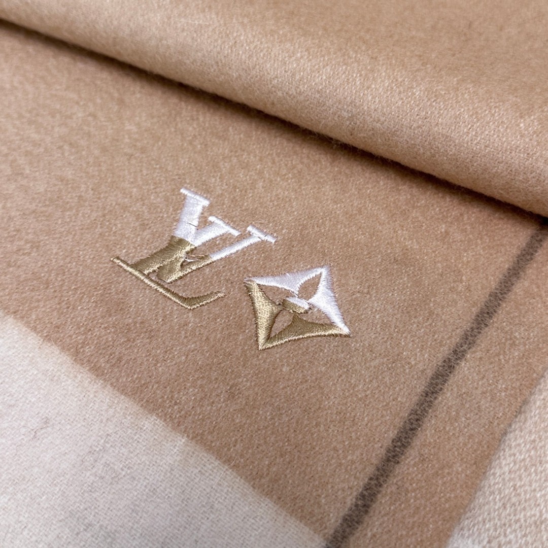 LV scarf