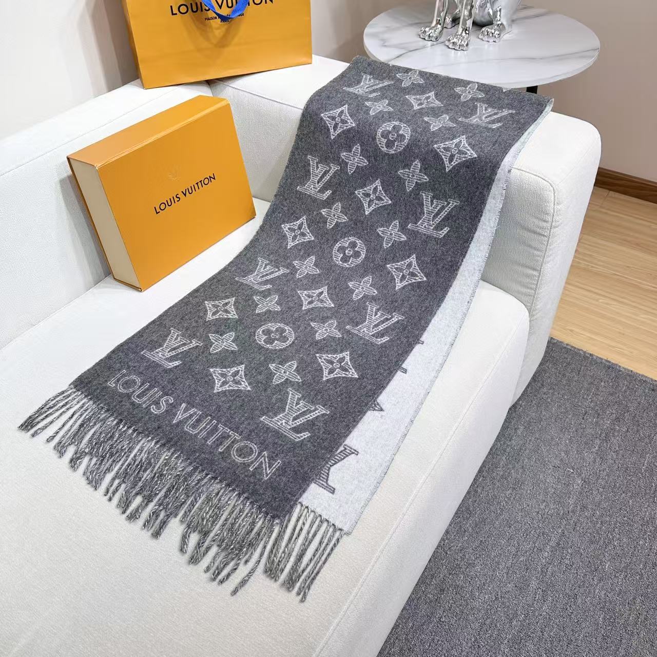 LV scarf