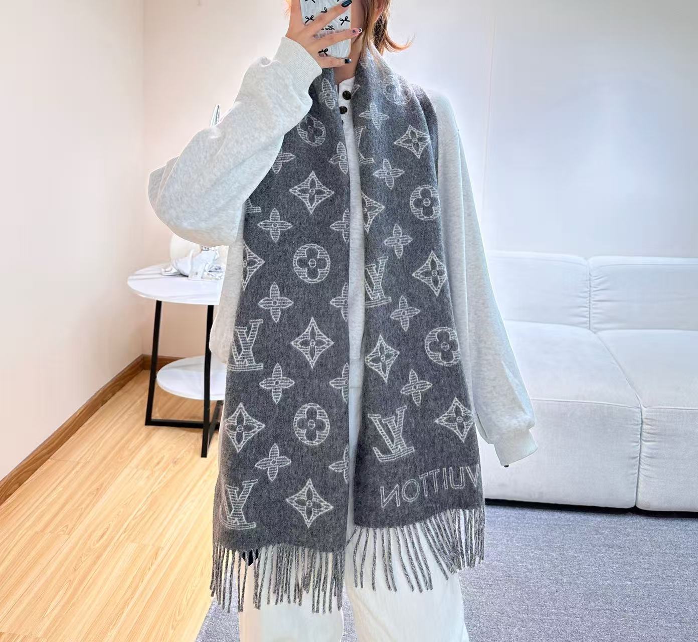 LV scarf