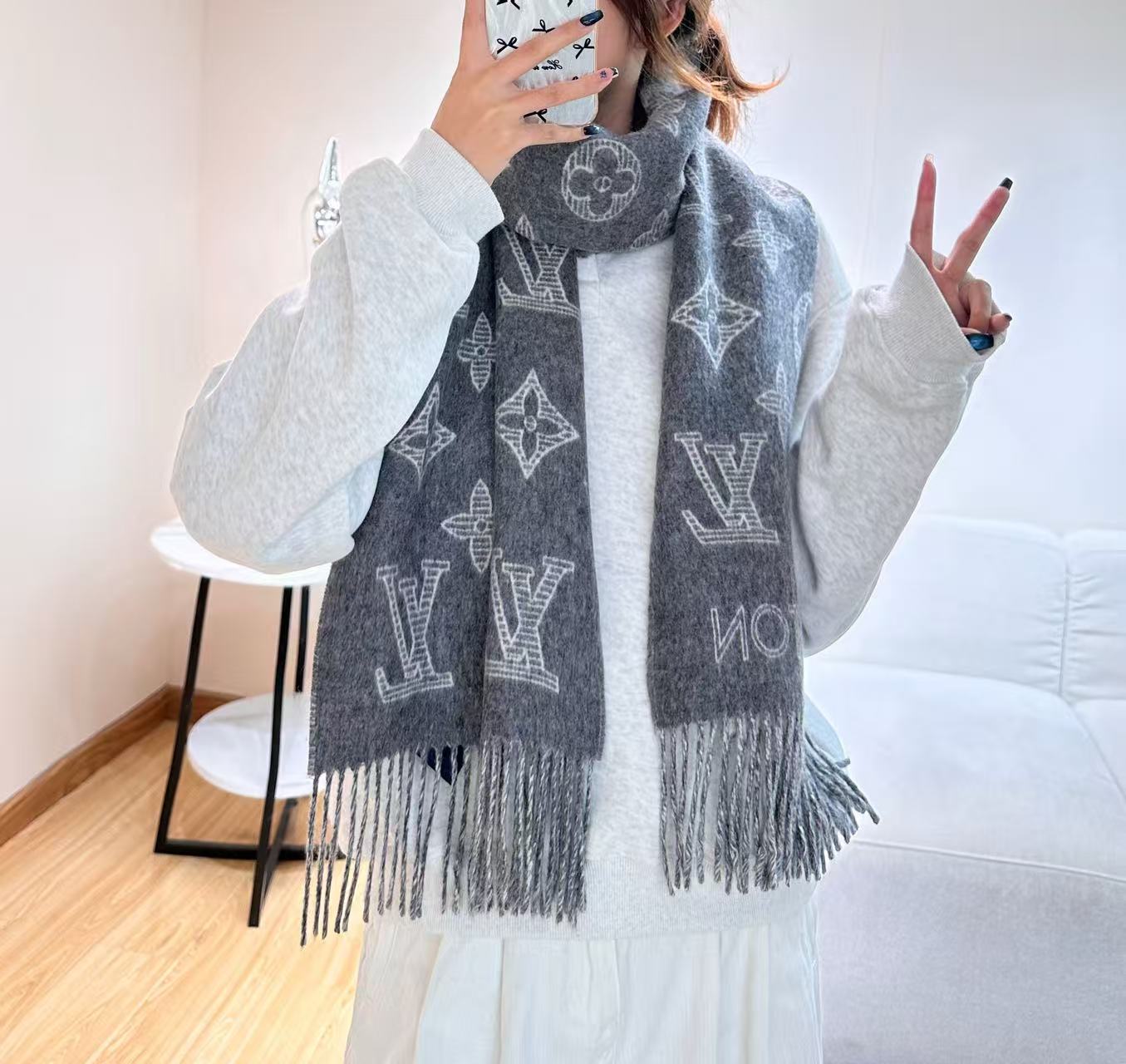 LV scarf