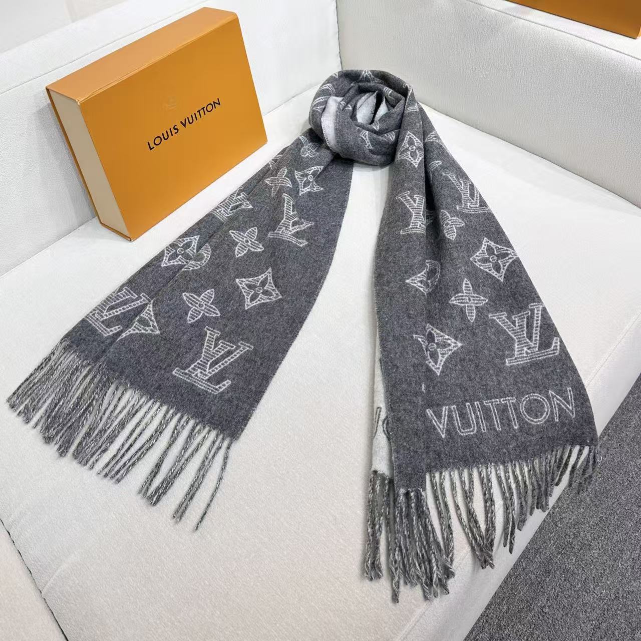 LV scarf