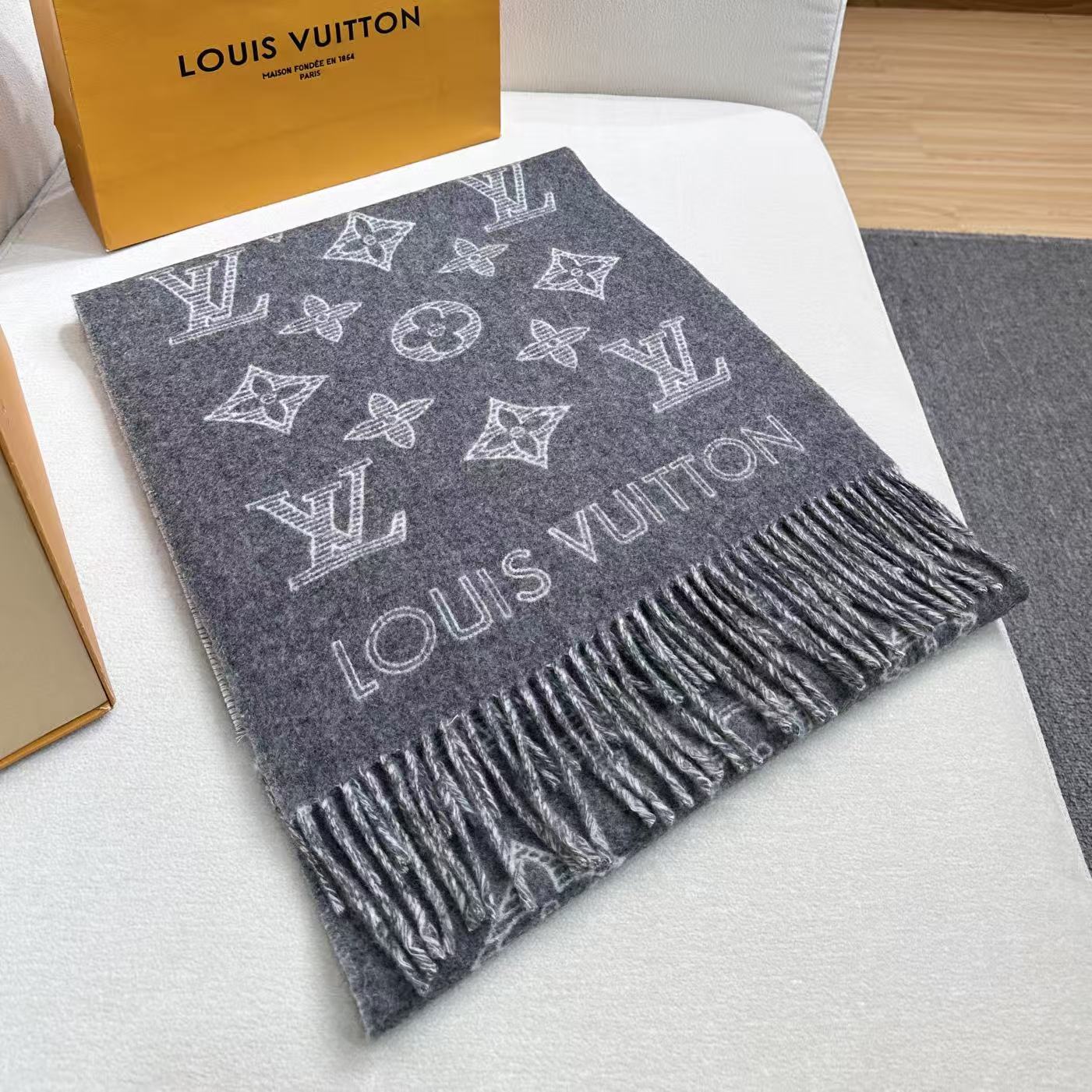 LV scarf
