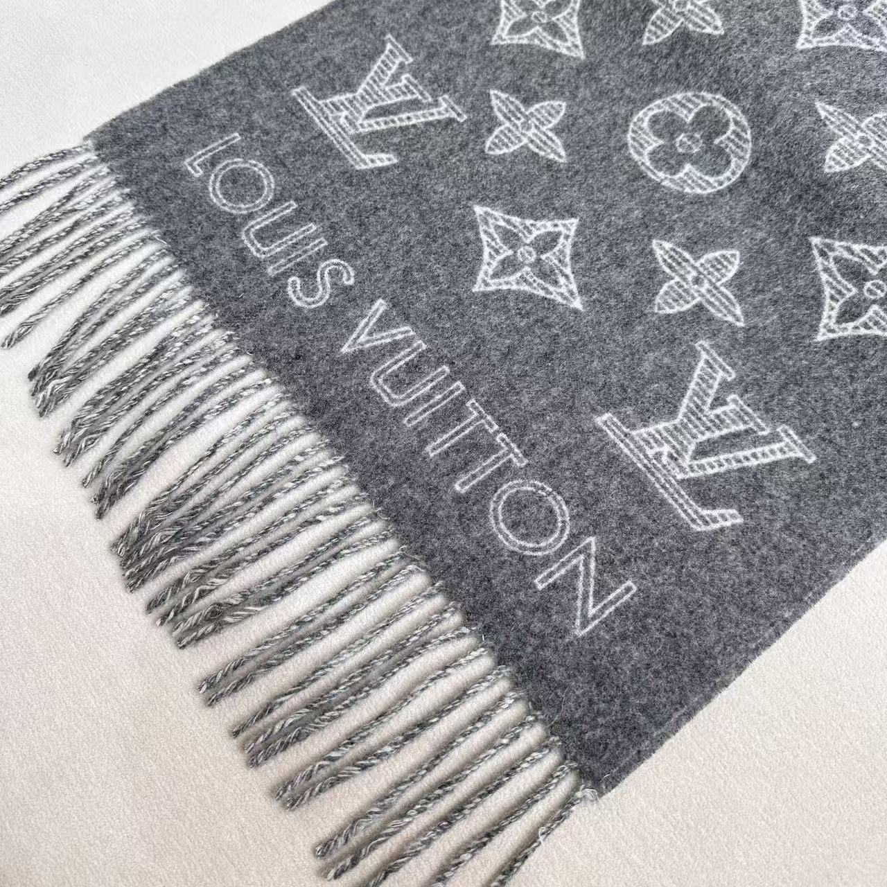 LV scarf