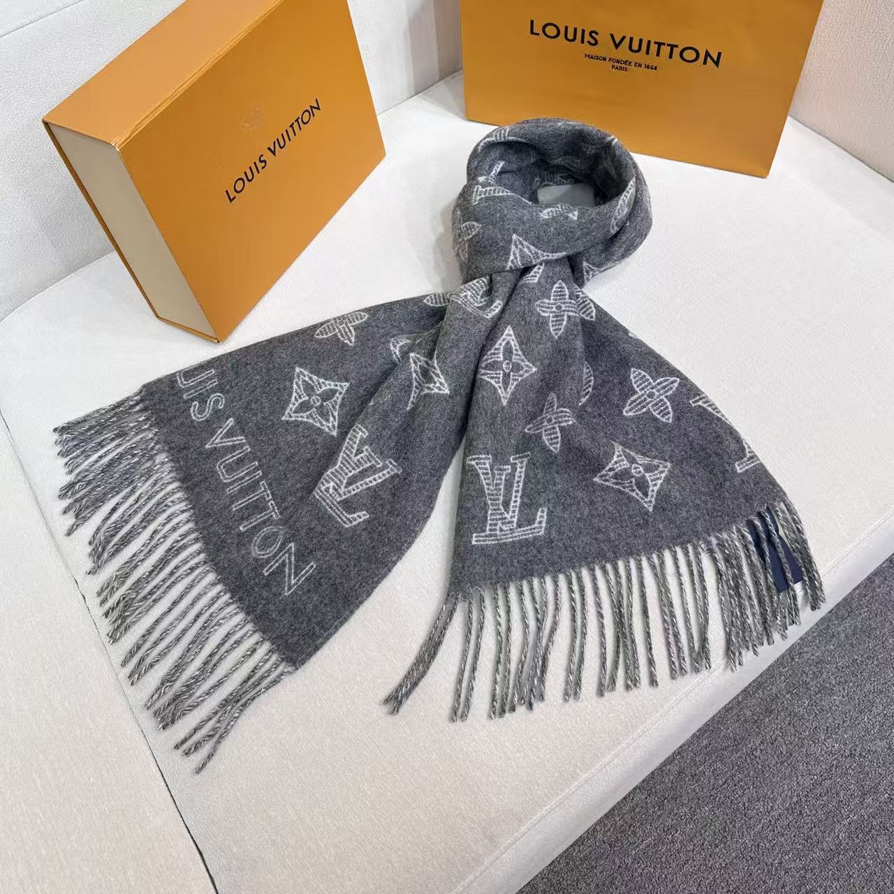 LV scarf