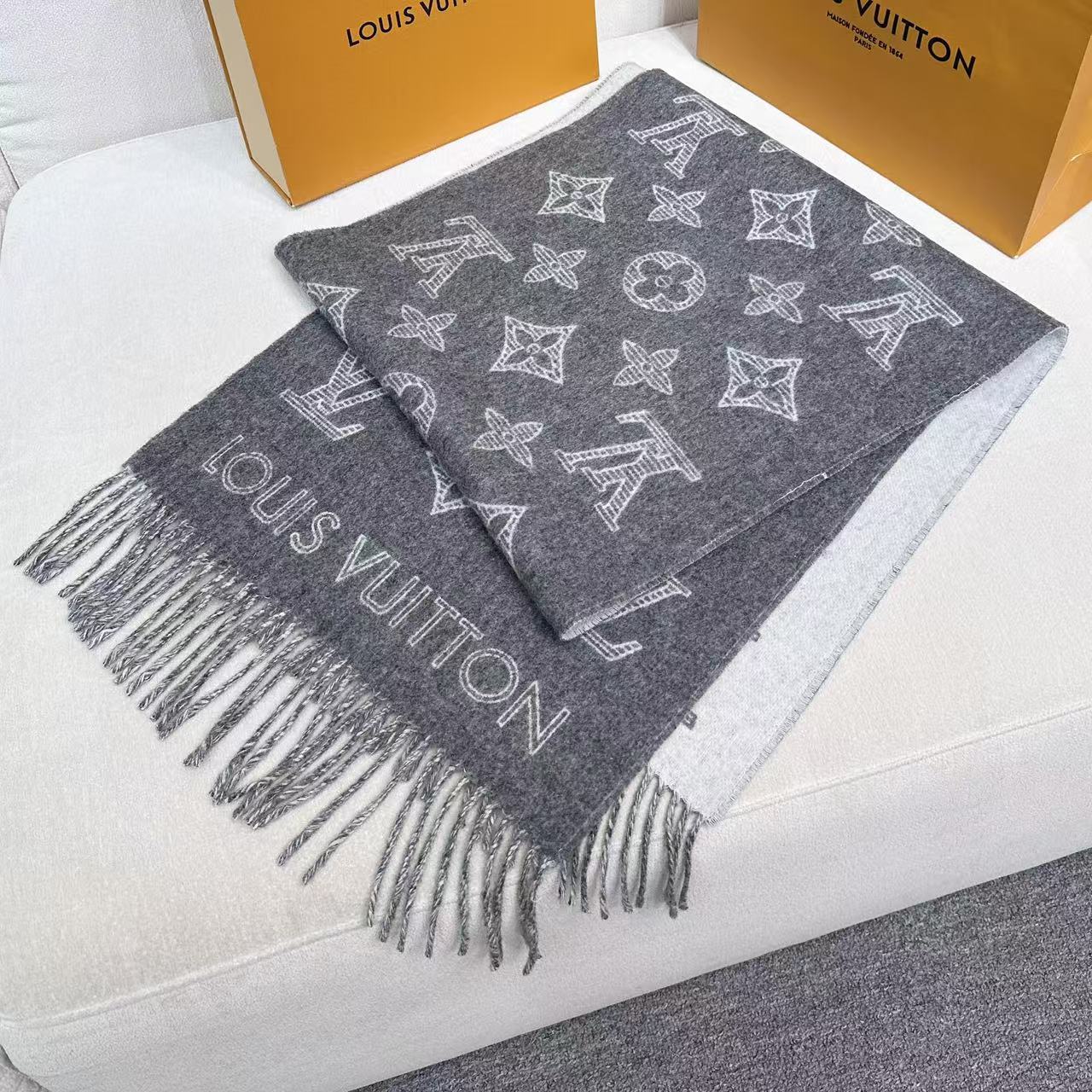 LV scarf