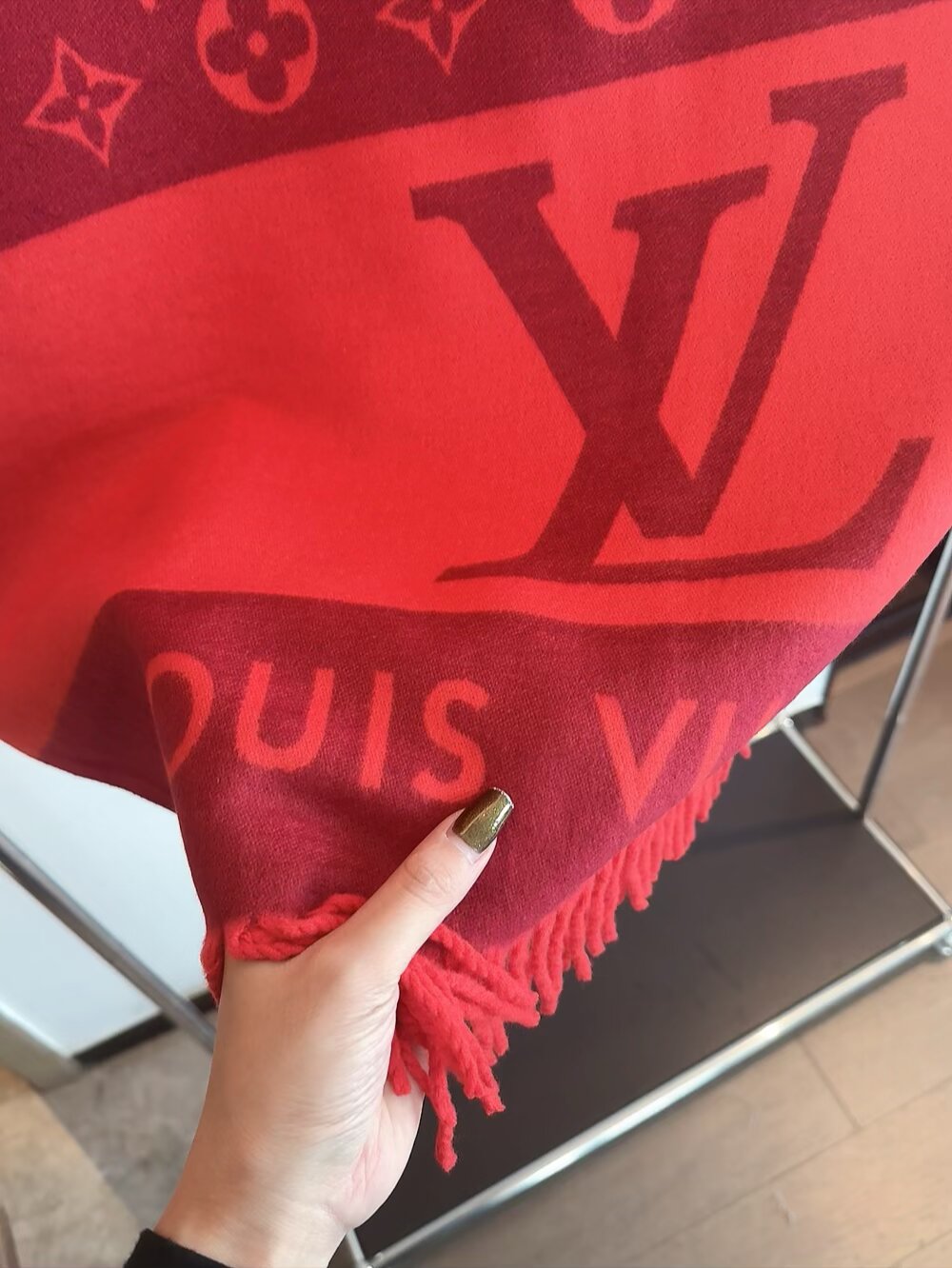 LV scarf