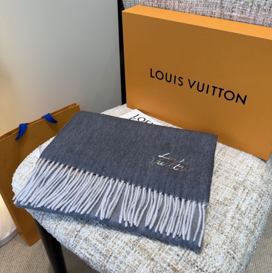 LV scarf