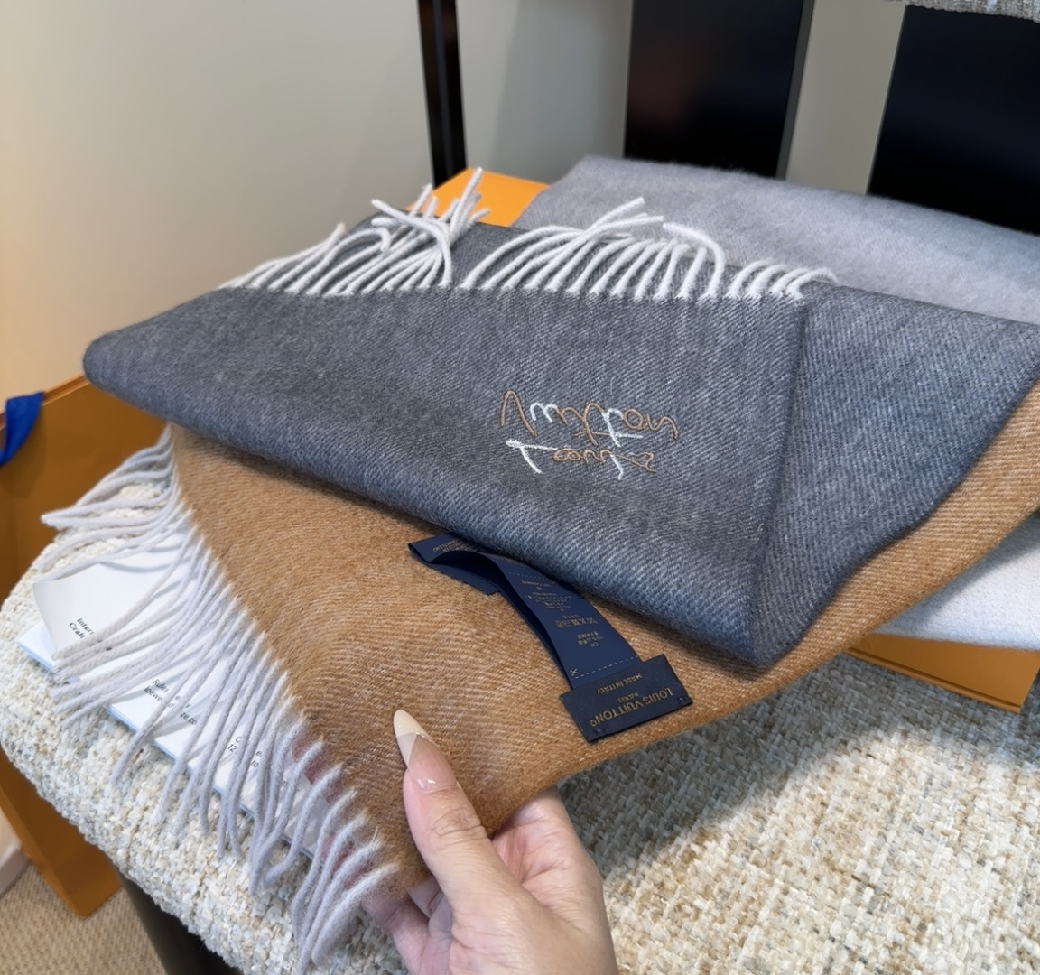 LV scarf