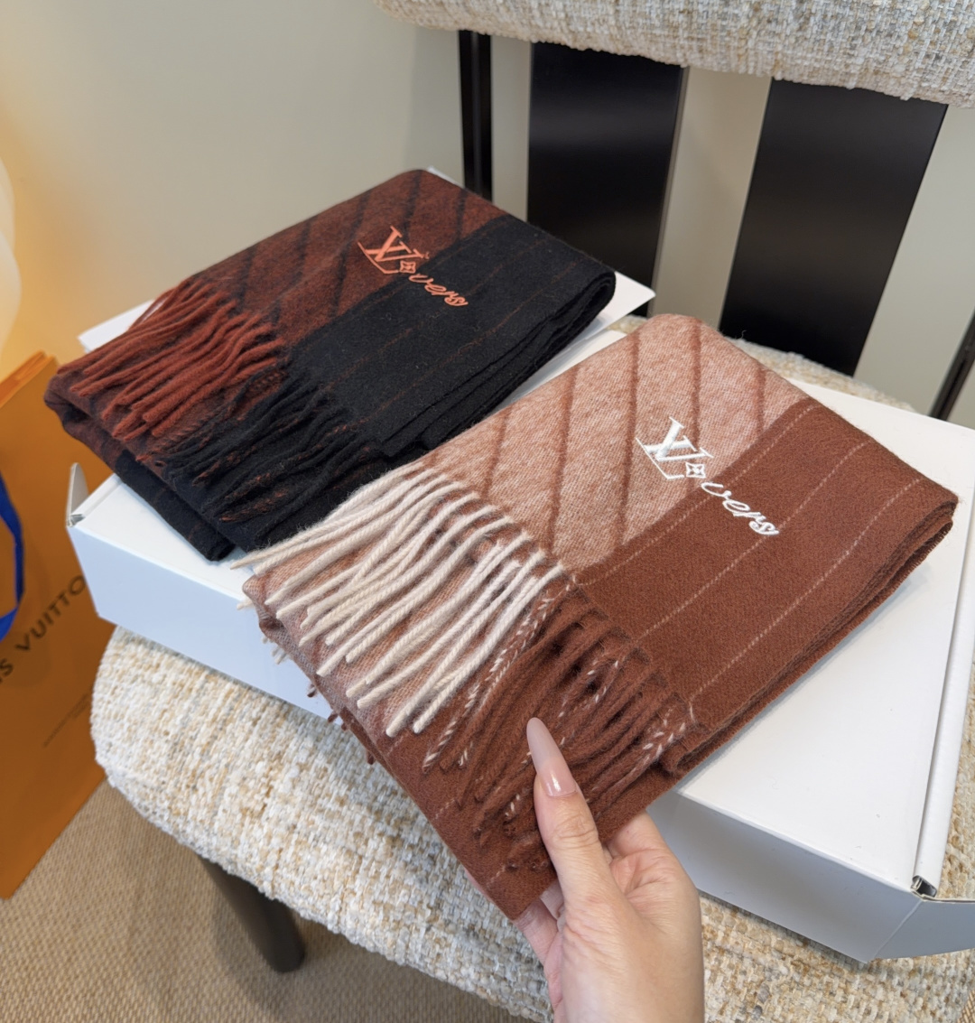 LV scarf