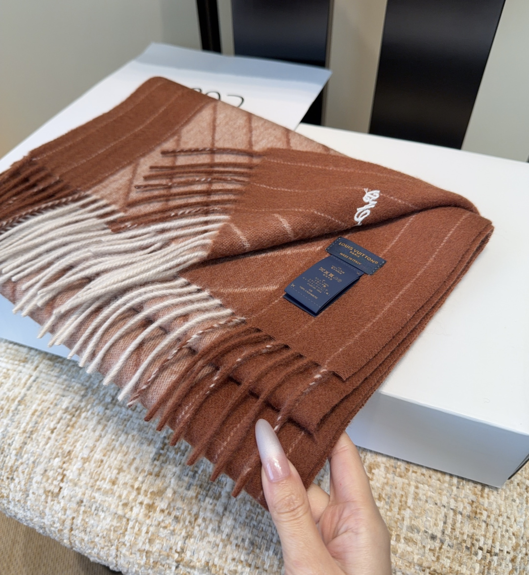 LV scarf