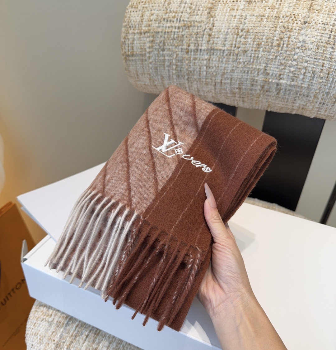 LV scarf