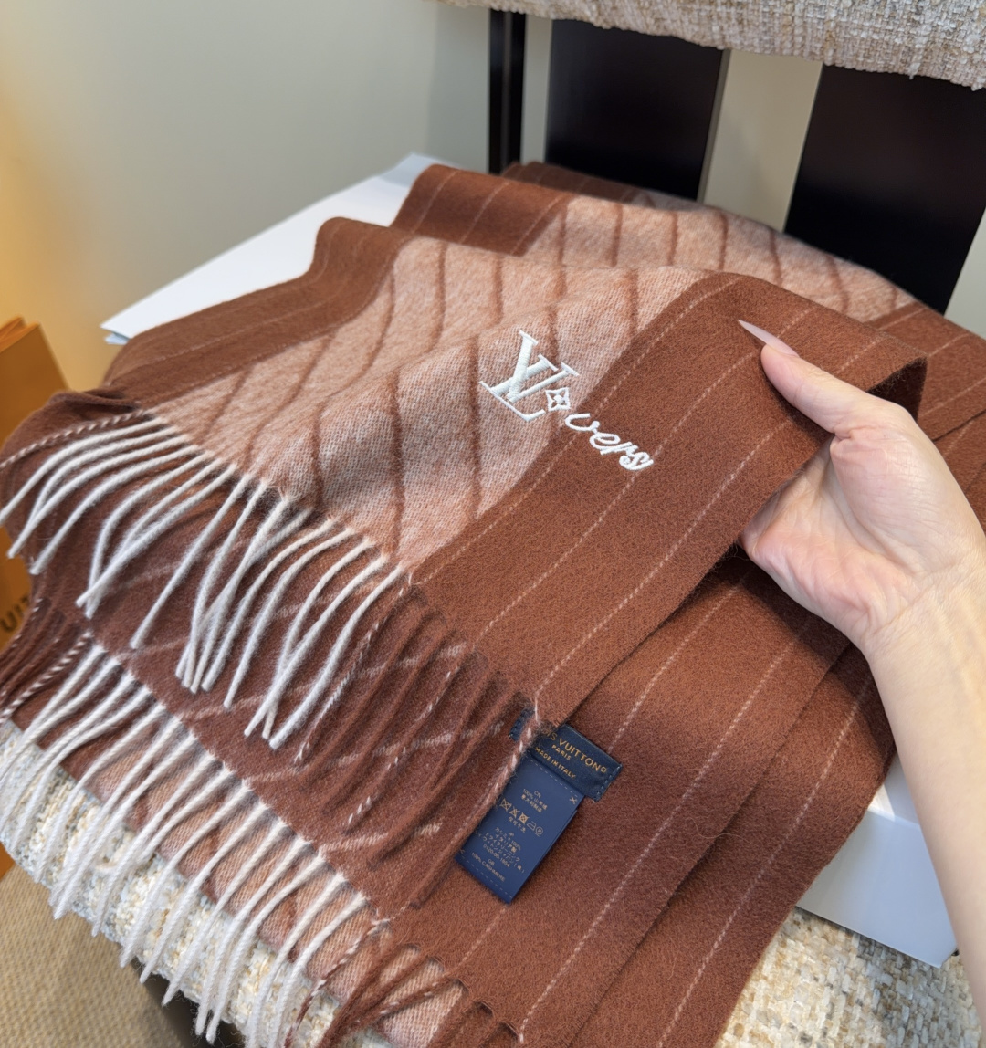 LV scarf