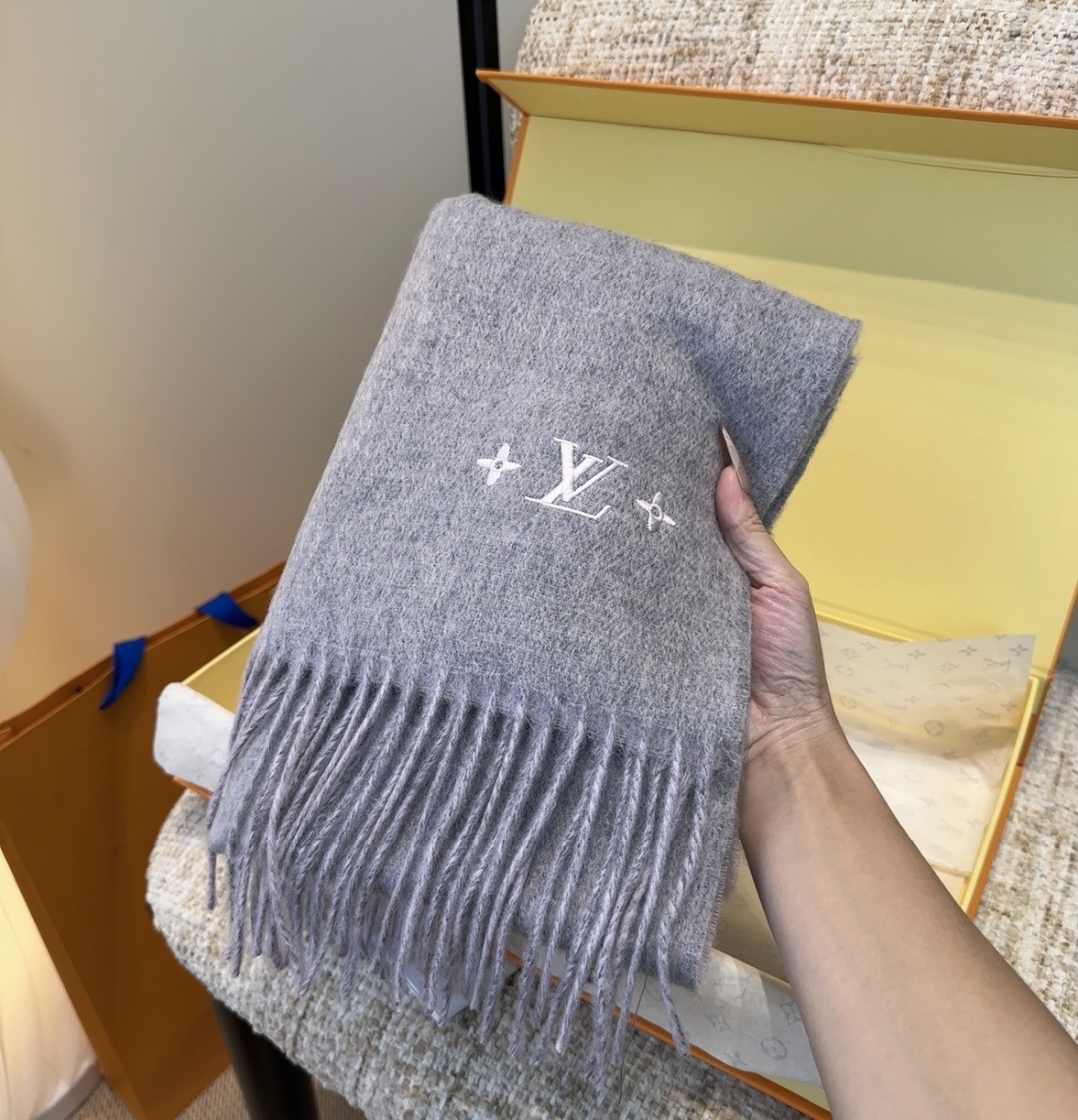 LV scarf