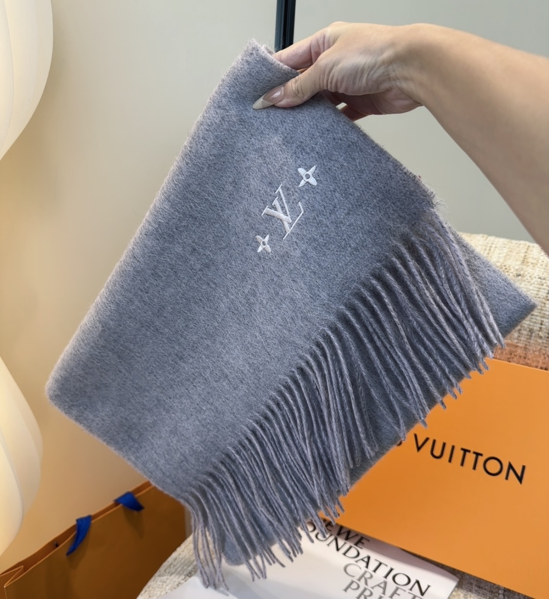 LV scarf