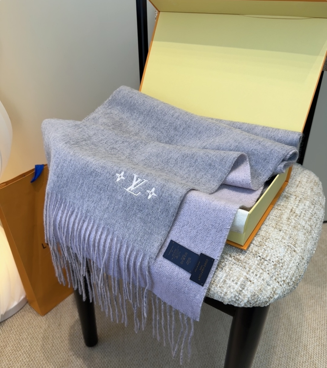 LV scarf