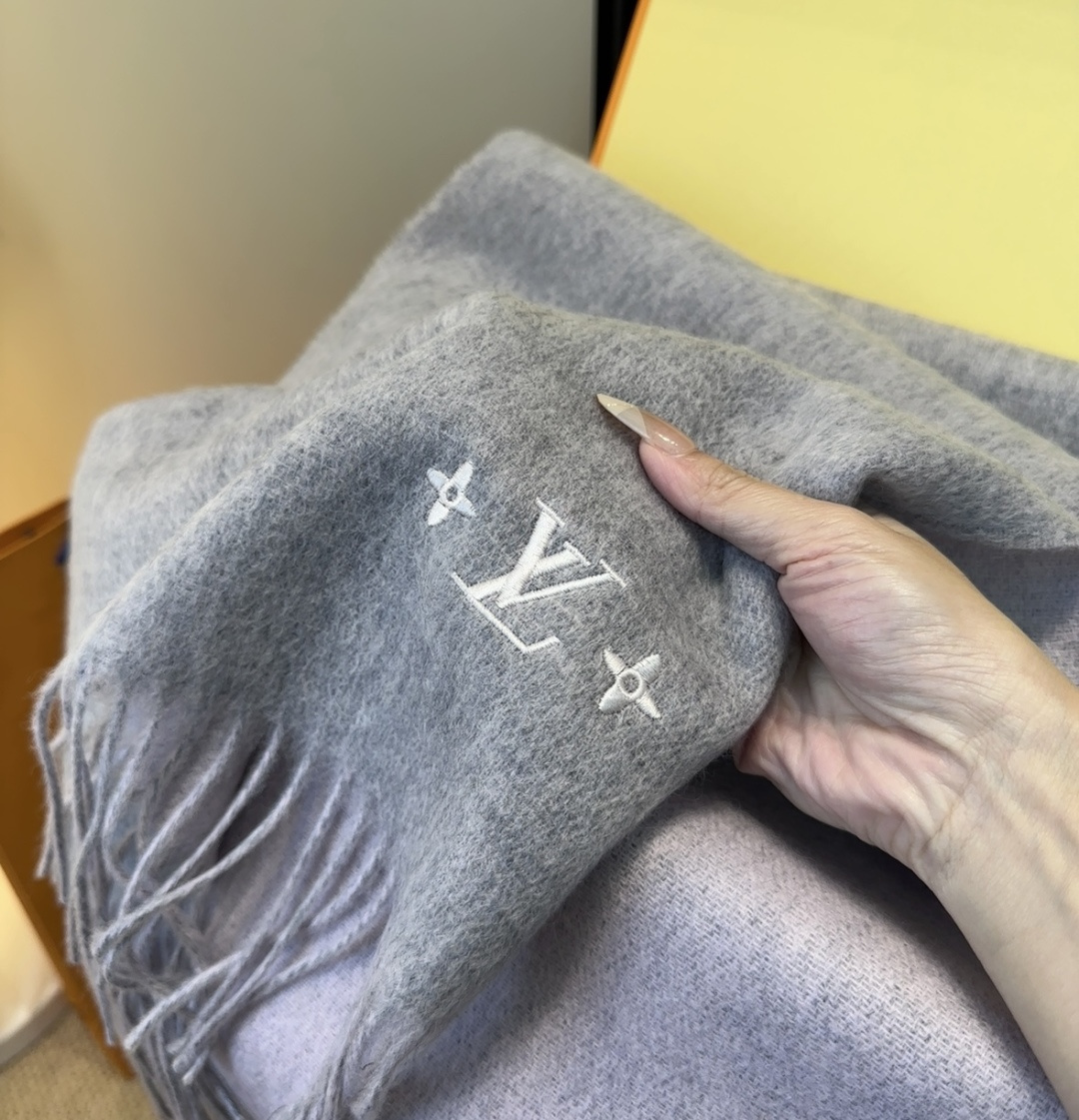 LV scarf
