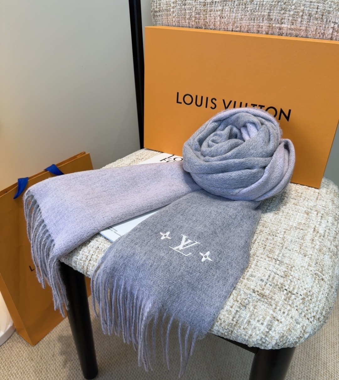 LV scarf