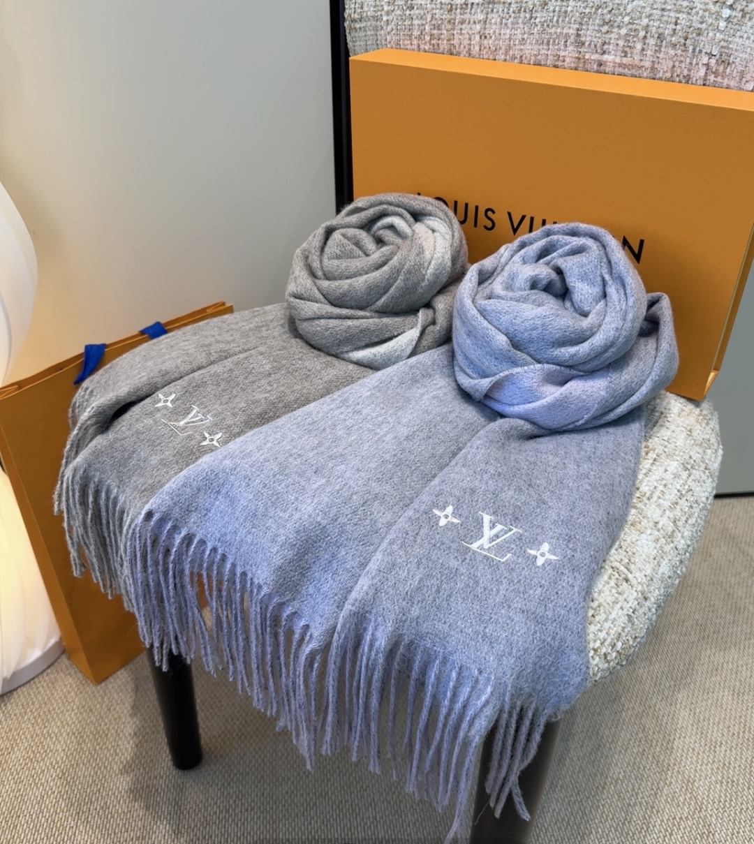 LV scarf