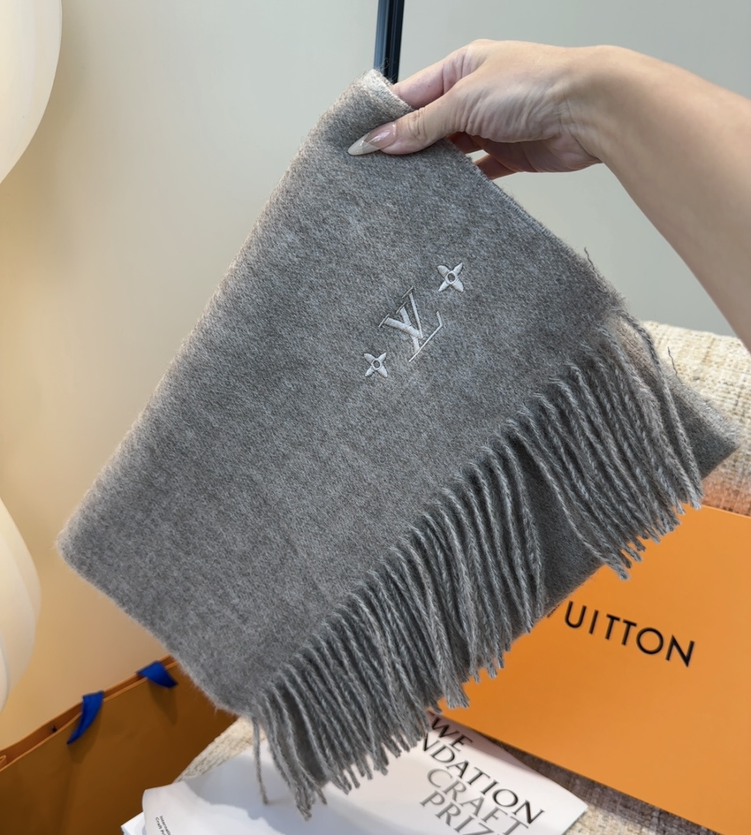 LV scarf