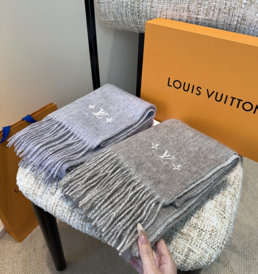 LV scarf