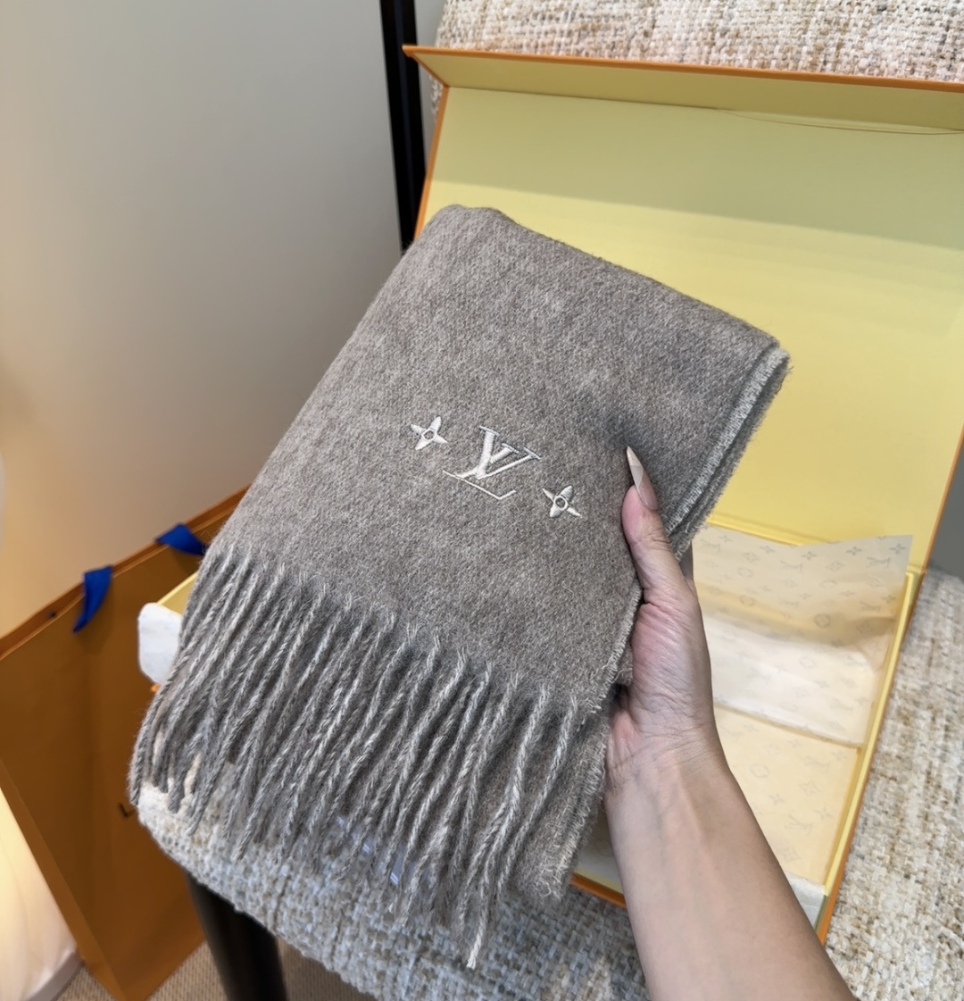 LV scarf