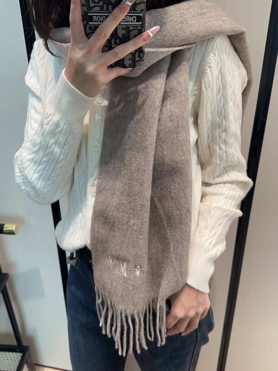 LV scarf