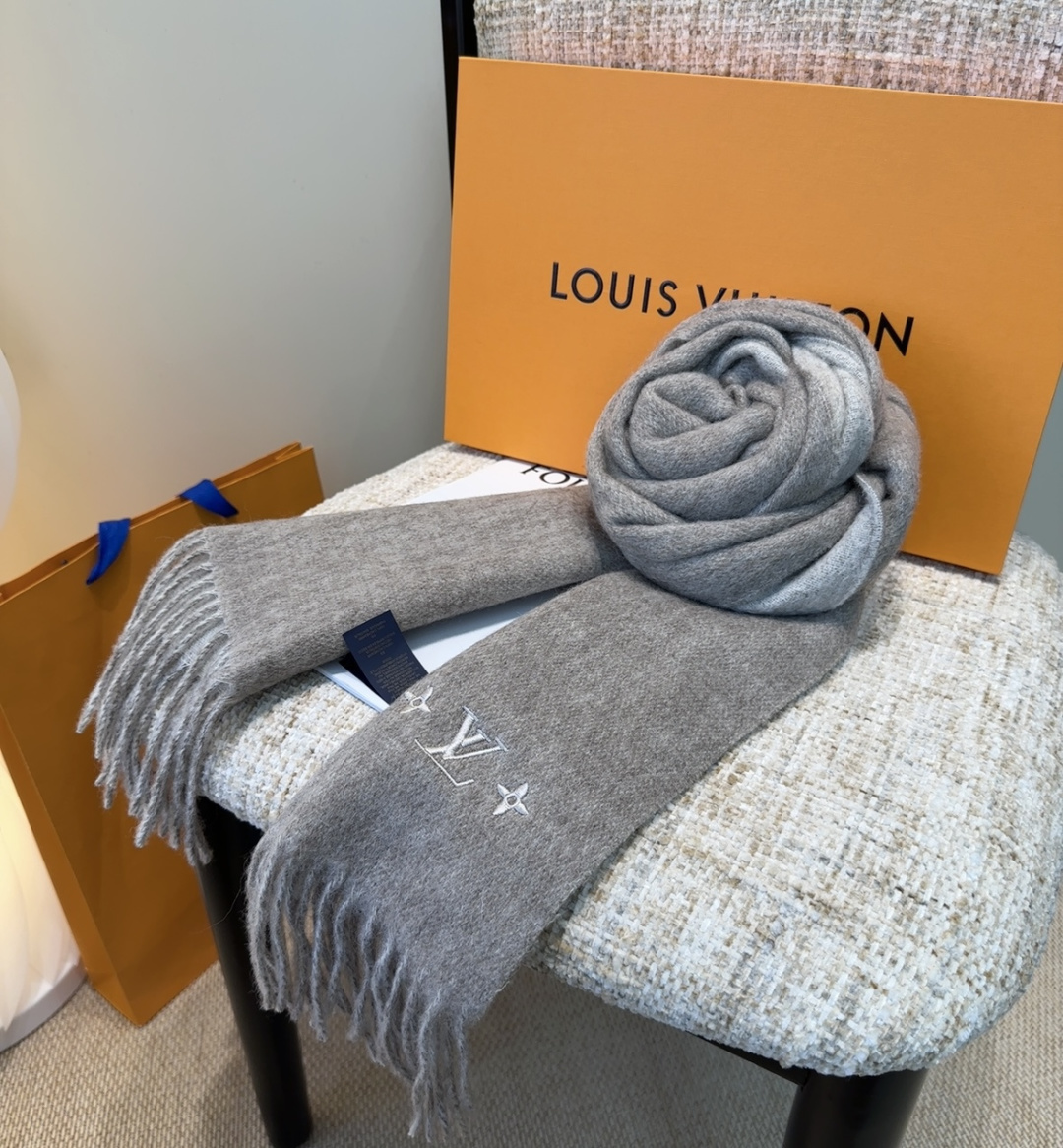 LV scarf