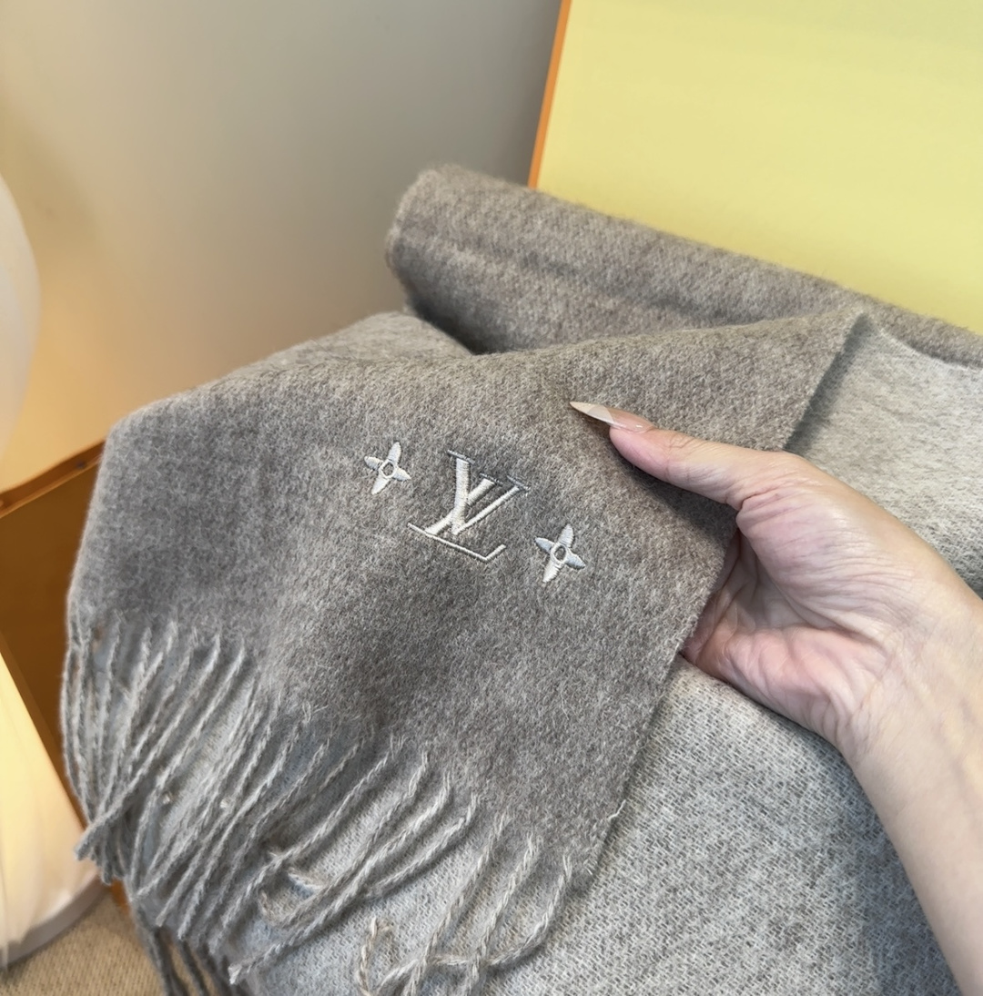 LV scarf