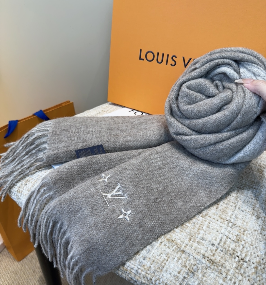 LV scarf