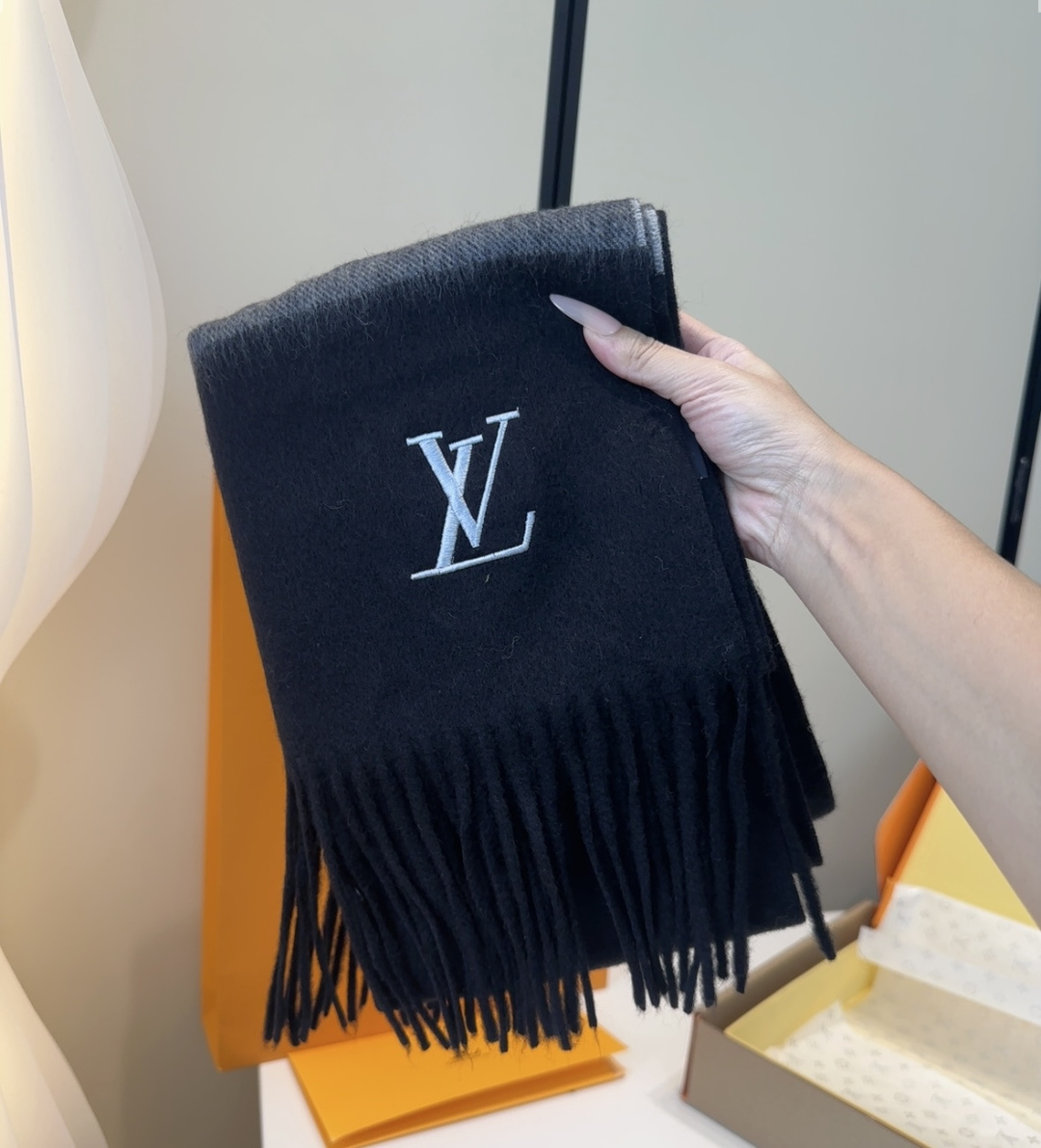 LV scarf