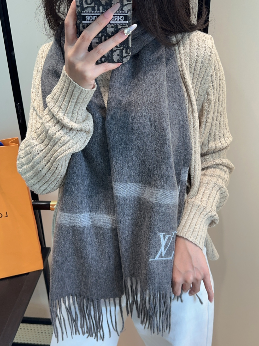 LV scarf