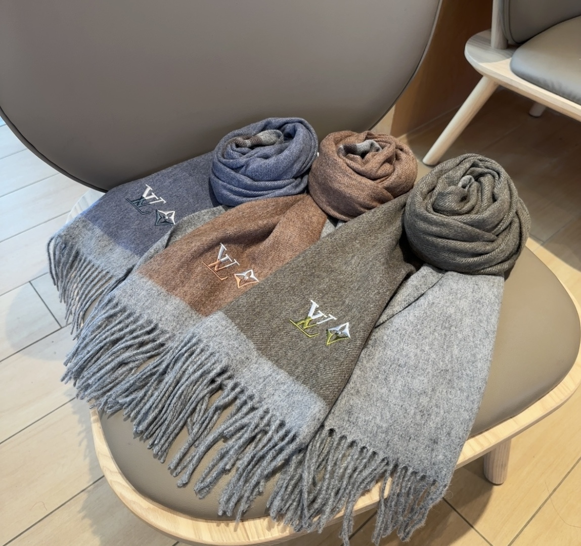 LV scarf