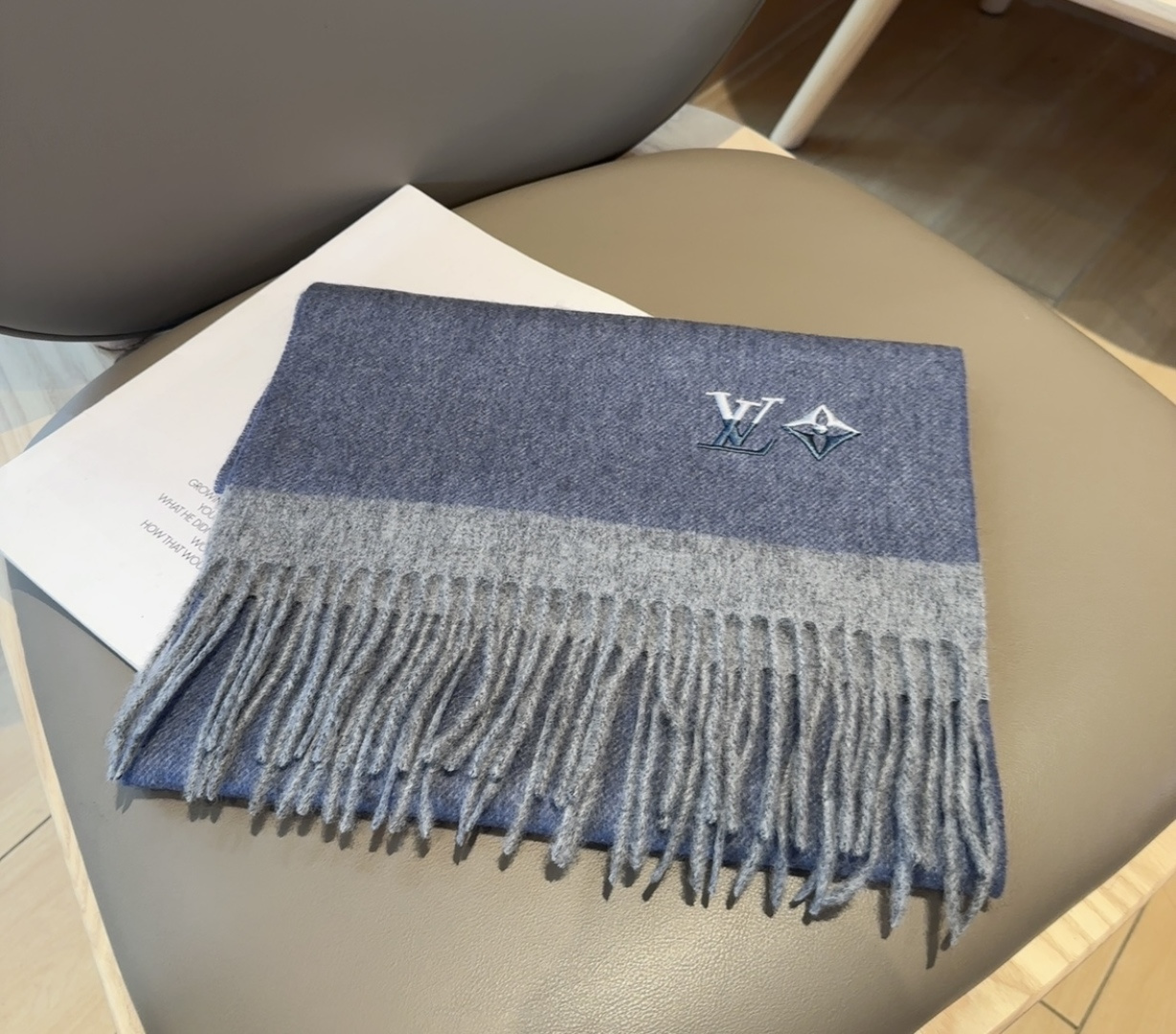 LV scarf